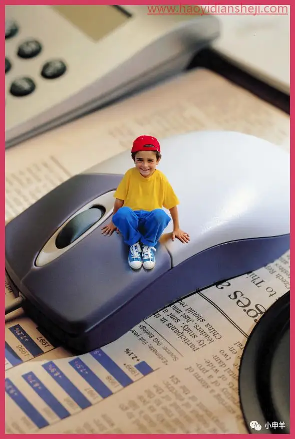 抠人物，抠出坐在地上有复杂背景下的小男孩_www.haoyidiansheji.com
