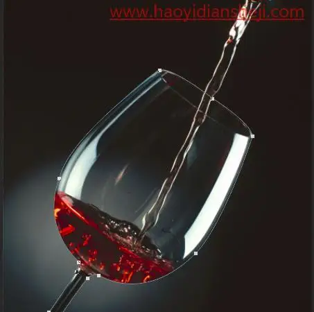 抠玻璃，用PS抠出水流入杯子的图片_www.haoyidiansheji.com