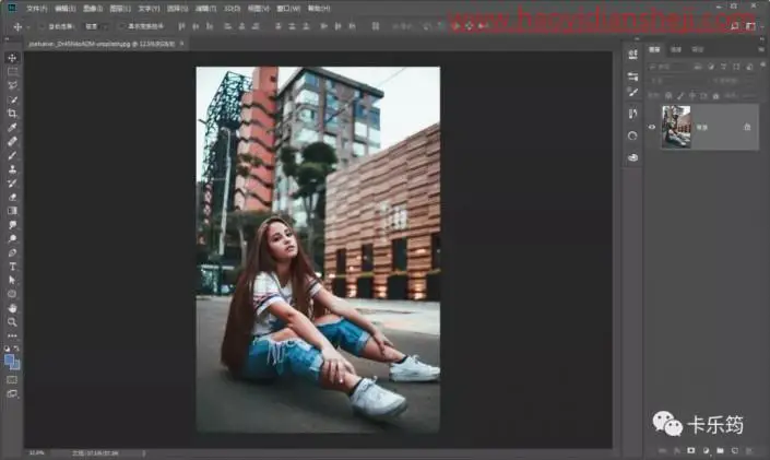 拍立得效果，给街拍人物制作一种创意拍立得效果照片_www.haoyidiansheji.com