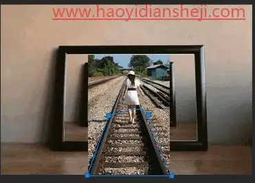 出屏效果，合成人沿着铁路走进画框_www.haoyidiansheji.com