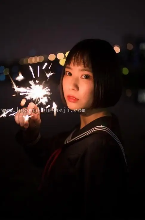 夜景调色，调拿着烟花的少女夜景照片实例_www.haoyidiansheji.com