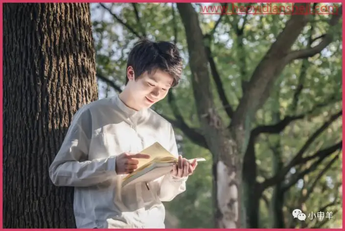 抠人物，在PS中抠出帅气男生在校园树林里看书的场景_www.haoyidiansheji.com
